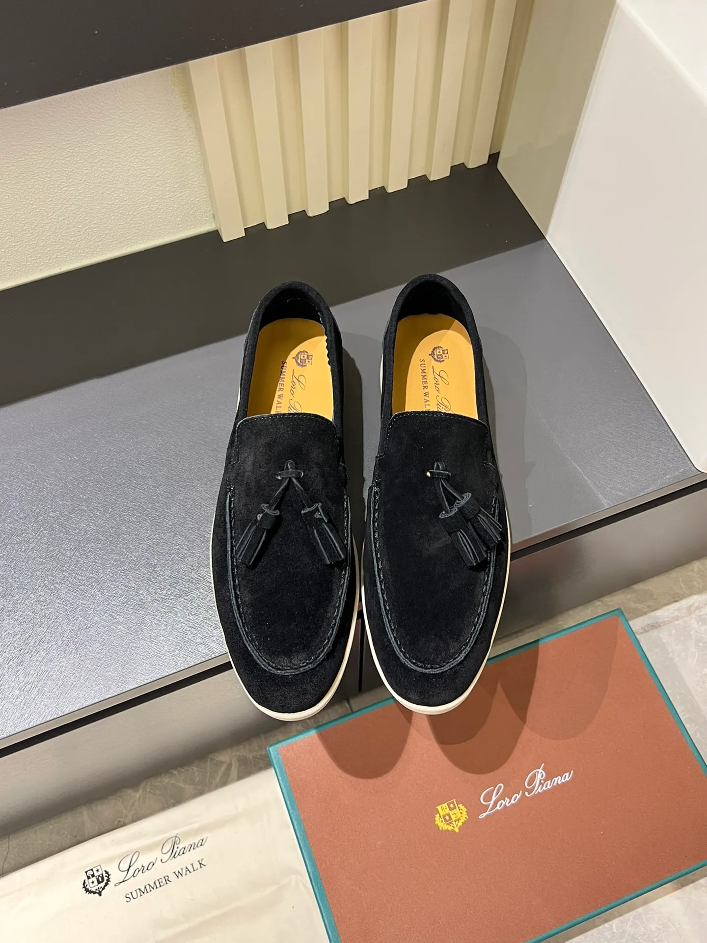 Men's shoes 💰p360 "Loro men's shoes 💰pian'*" Classic L men's shoes for couples 💰p Top version British flat loafers, a must-have item in old money style, the minimalist design is eye-catching and durable, a plus point for dressing The soft foot feel and texture are outstanding. They don’t scratch your feet and are very nice. They are matched with soft and waxy soles. They can be worn daily for a long time without getting tired. They are easy to wear, versatile and classic items, with perfect foot feel and texture! Imported cashmere fabric, the lining is made of imported A-grade water-dyed cow lining, the top version of the genuine leather midsole is sewn with pure handmade mark thread! Size: Female 35-40 (34. Customized) Male 38-44 (45.46. Customized)